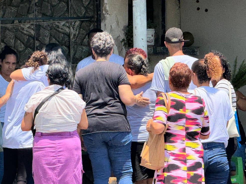 Familiares no enterro de Raphaela Salsa Ferreira no cemitério de Irajá — Foto: Rafael Nascimento / g1