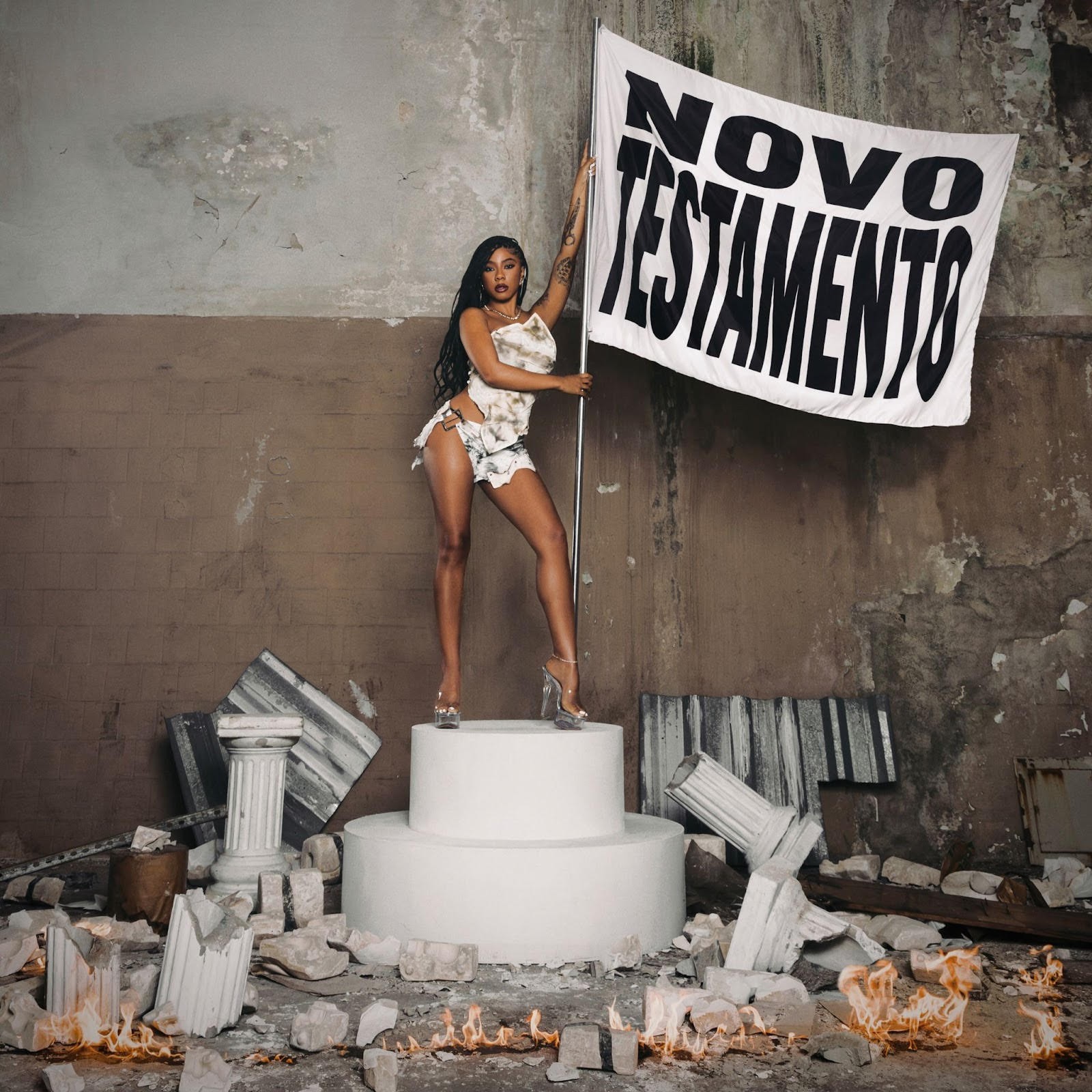Ajuliacosta ergue bandeira da liberdade feminina em ‘Novo testamento’, álbum quente que firma a voz altiva da rapper