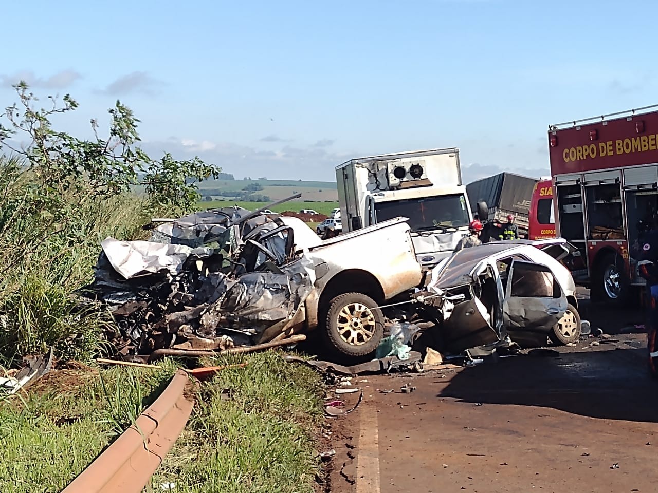 Três pessoas morrem em batida frontal entre carreta e caminhonete em Tamarana; rodovia está parcialmente interditada