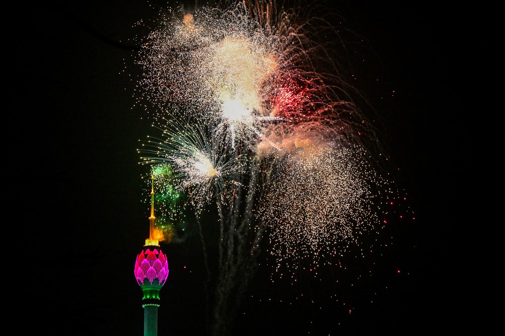 Fogos de artifício sobre a Lotus Tower durante a celebração do ano novo em Colombo, no Sri Lanka. — Foto: Ishara S. Kodikara/ AFP