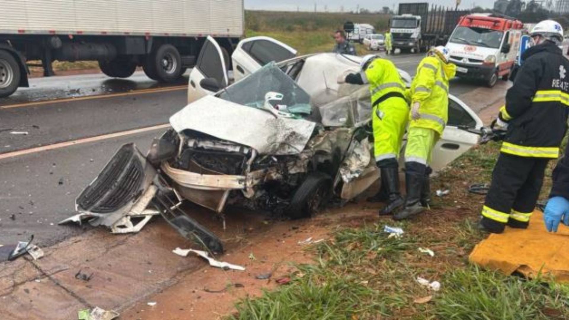 Batida frontal entre carro e caminhão deixa três pessoas feridas em rodovia de Itapuí