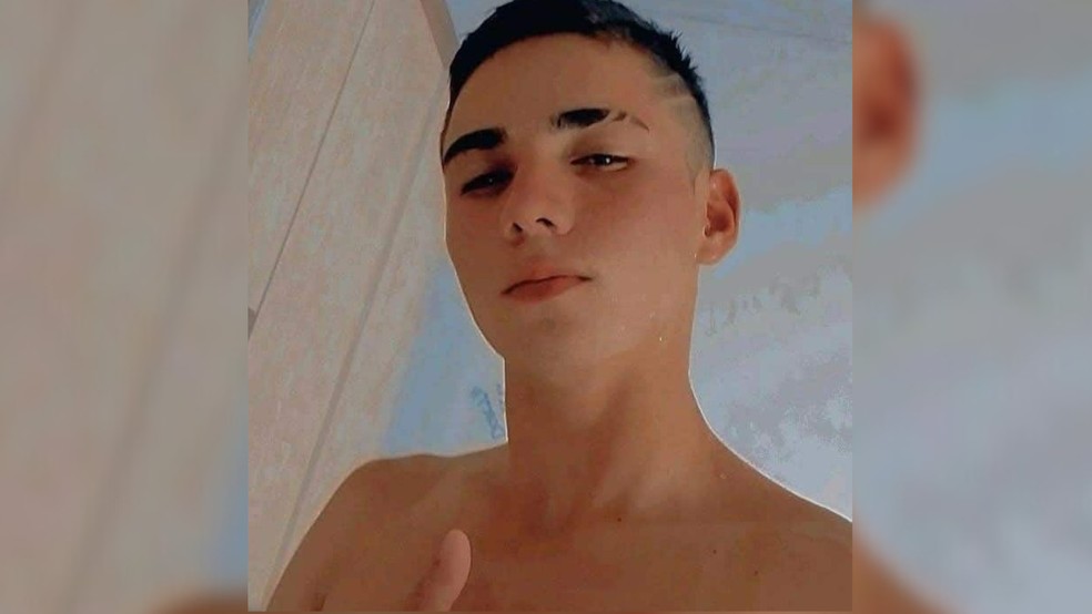 Adolescente e jovem em bicicleta morrem no Natal após serem atingidos por caminhonete em rodovia