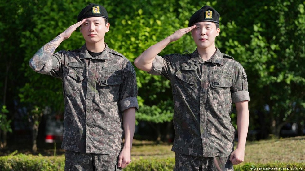 Integrantes do BTS Jung Kook e Jimin durante o serviço militar — Foto: Lee Jin-man/AP Photo/picture alliance
