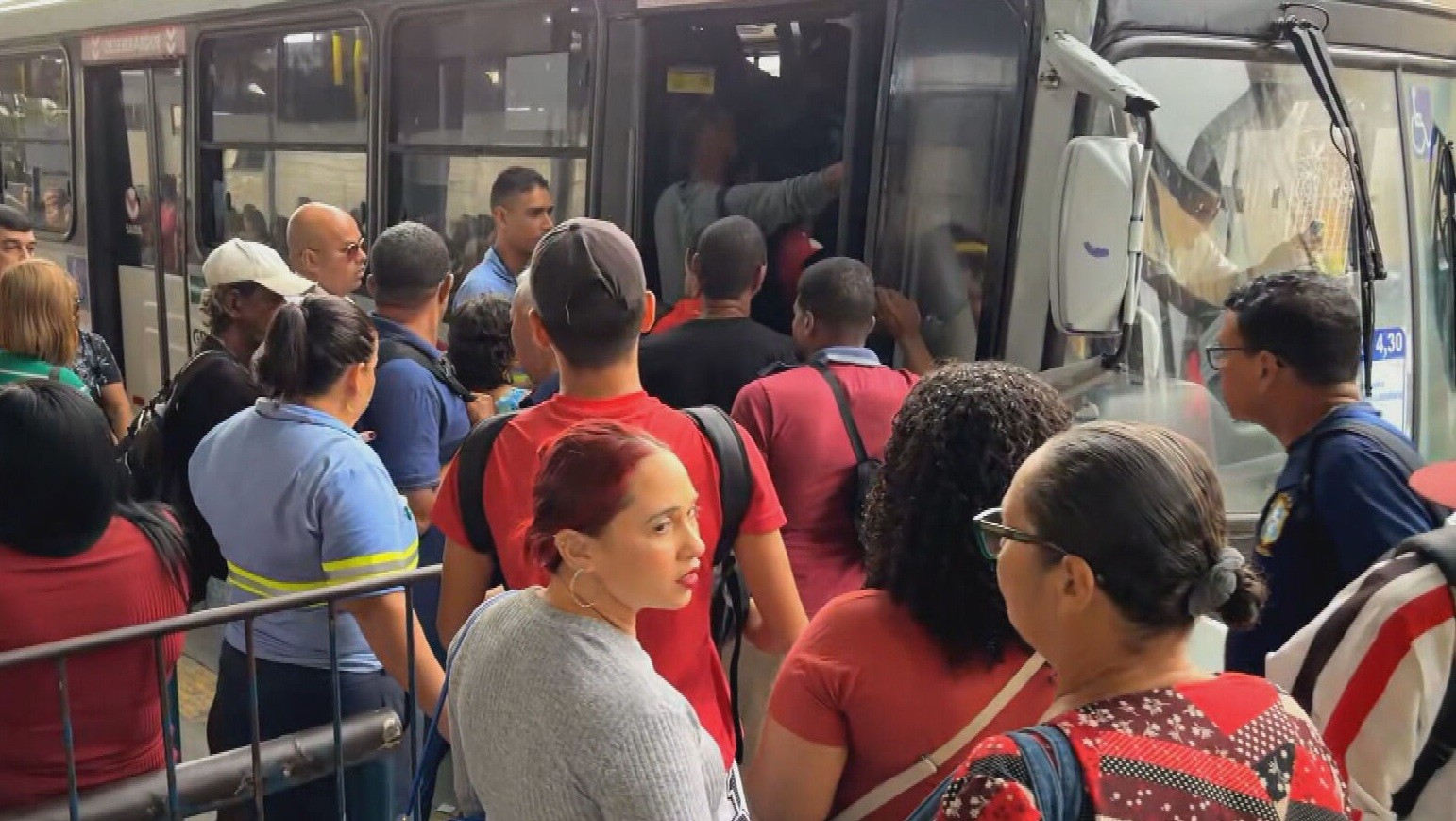 Linha Sul do Metrô do Recife fica sem funcionar pelo segundo dia após curto-circuito paralisar trens