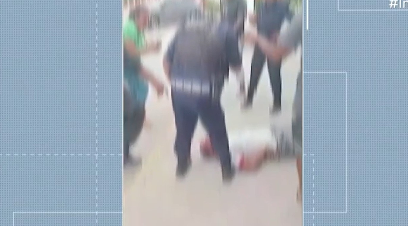 VÍDEO: Homem bate a cabeça e desmaia após ser derrubado já algemado por guarda civil de Maricá