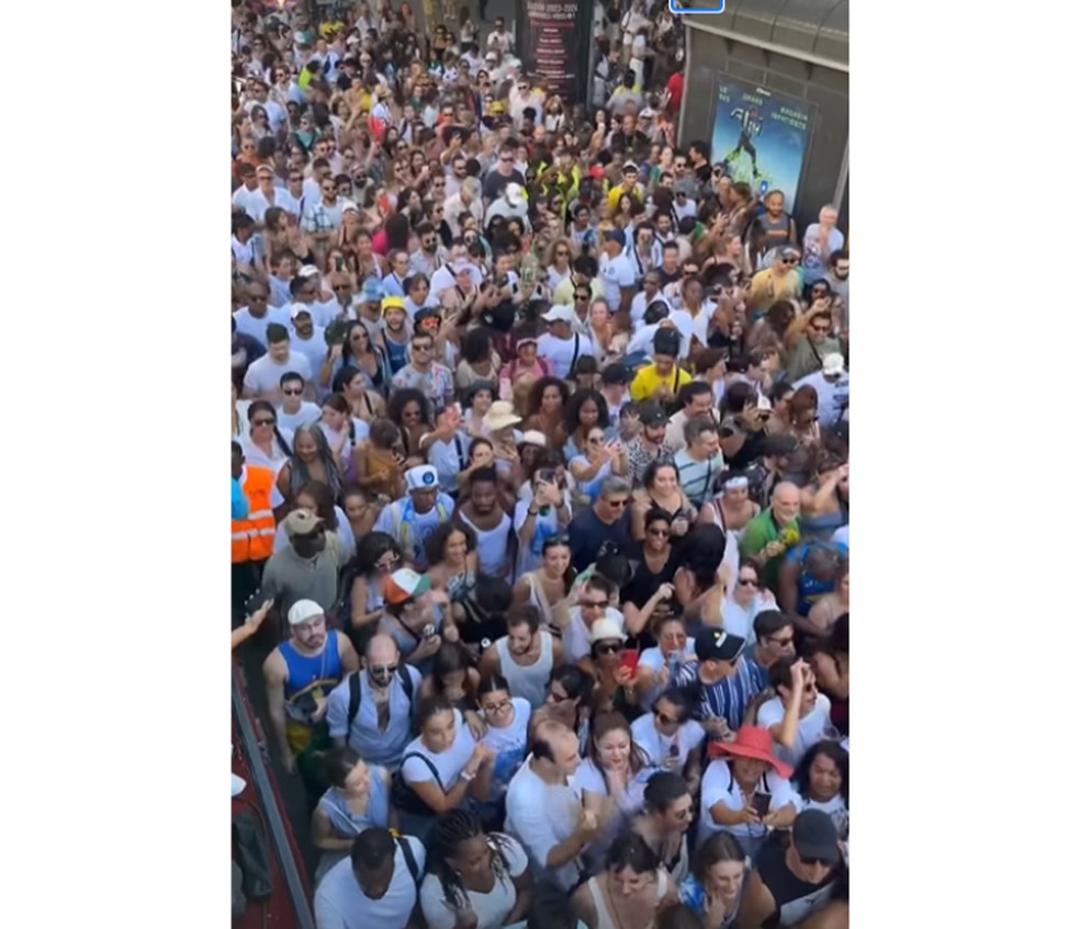 Multidão seguiu trio-elétrico neste domingo (10) — Foto: Redes sociais
