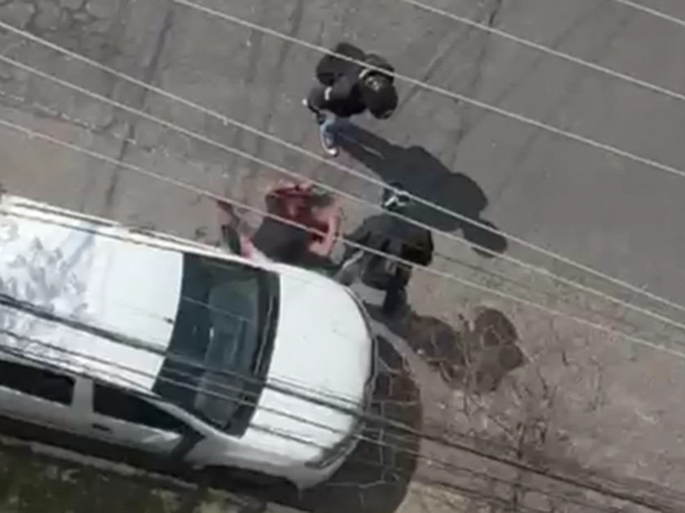 Policial entrou em luta corporal com criminosos. — Foto: Reprodução