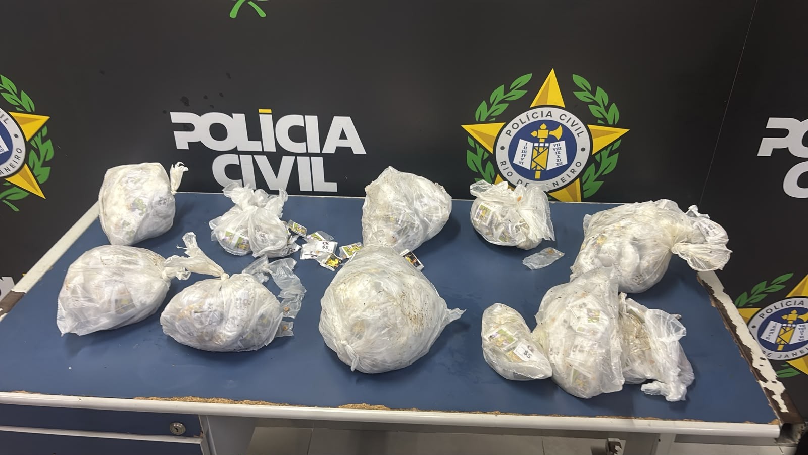 Homem apontado como 'guarda-stock' do tráfico é preso com mais de 3 mil pedras de crack em Angra dos Reis