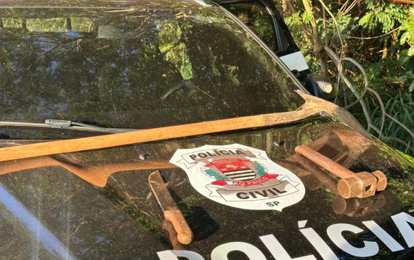 P&aacute;, fac&atilde;o e marreta, utilizados no crime, foram apreendidos &mdash; Foto: Murilo Badessa/EPTV
