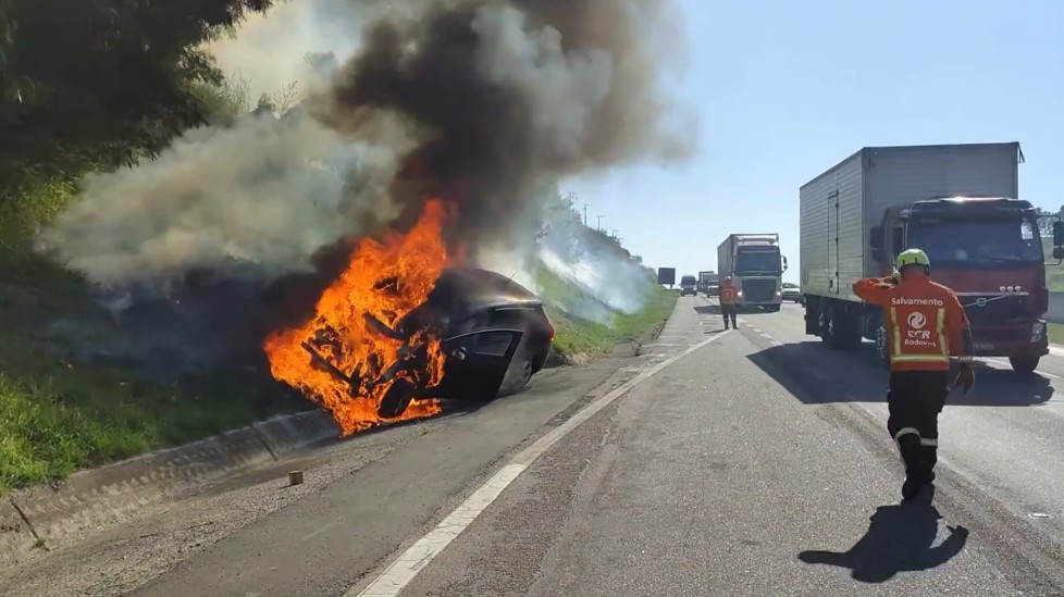 Motorista joga carro em canteiro após veículo pegar fogo na SP-75 em Itu