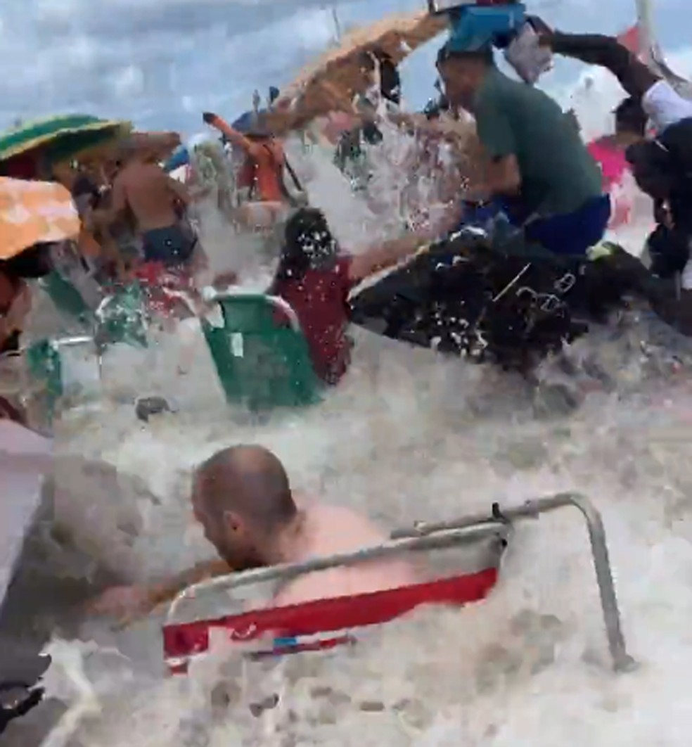Ressaca assustou banhistas no Rio de Janeiro — Foto: Reprodução