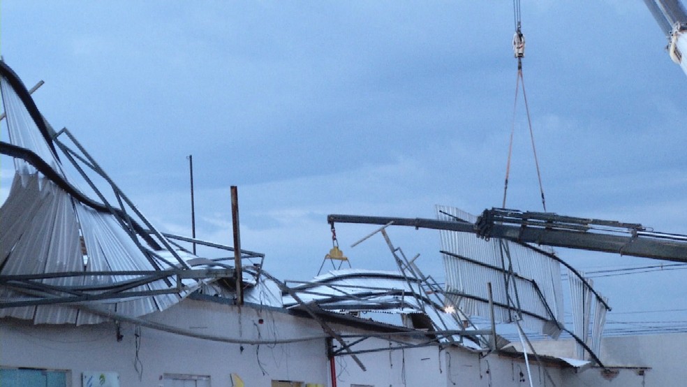 Telhado de comércio danificado após ventania em Itumbiara, em Goiás. — Foto: Reprodução/Tv Anhanguera
