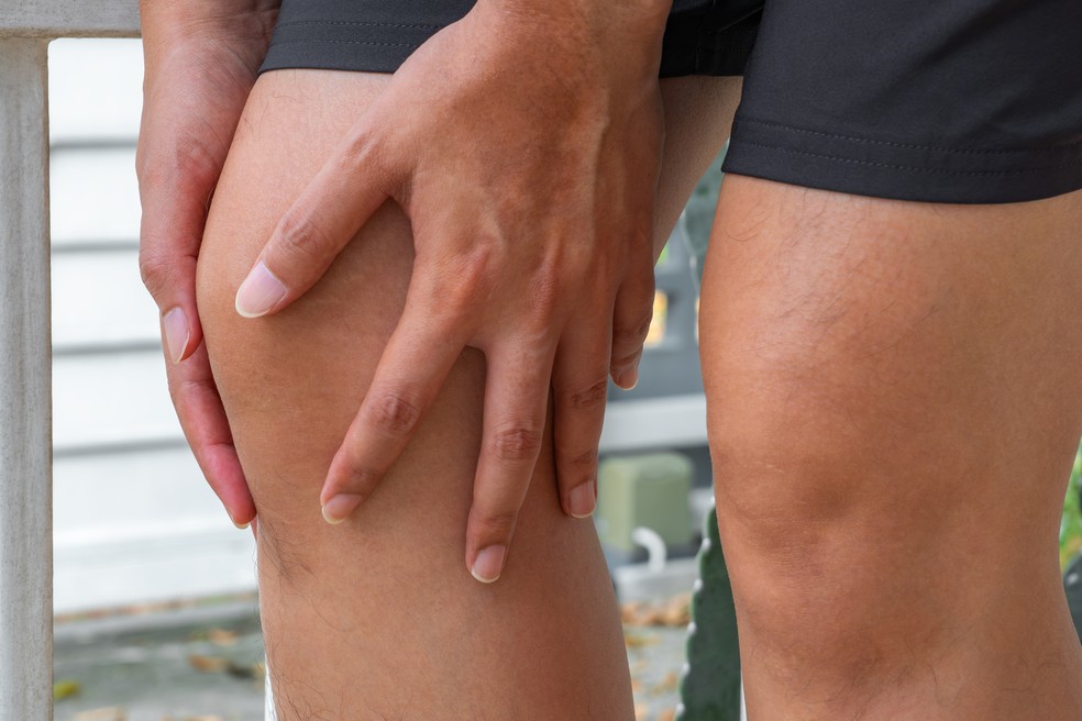 Dor no joelho: quando tratar em casa e quando procurar um ortopedista — Foto: Adobe Stock