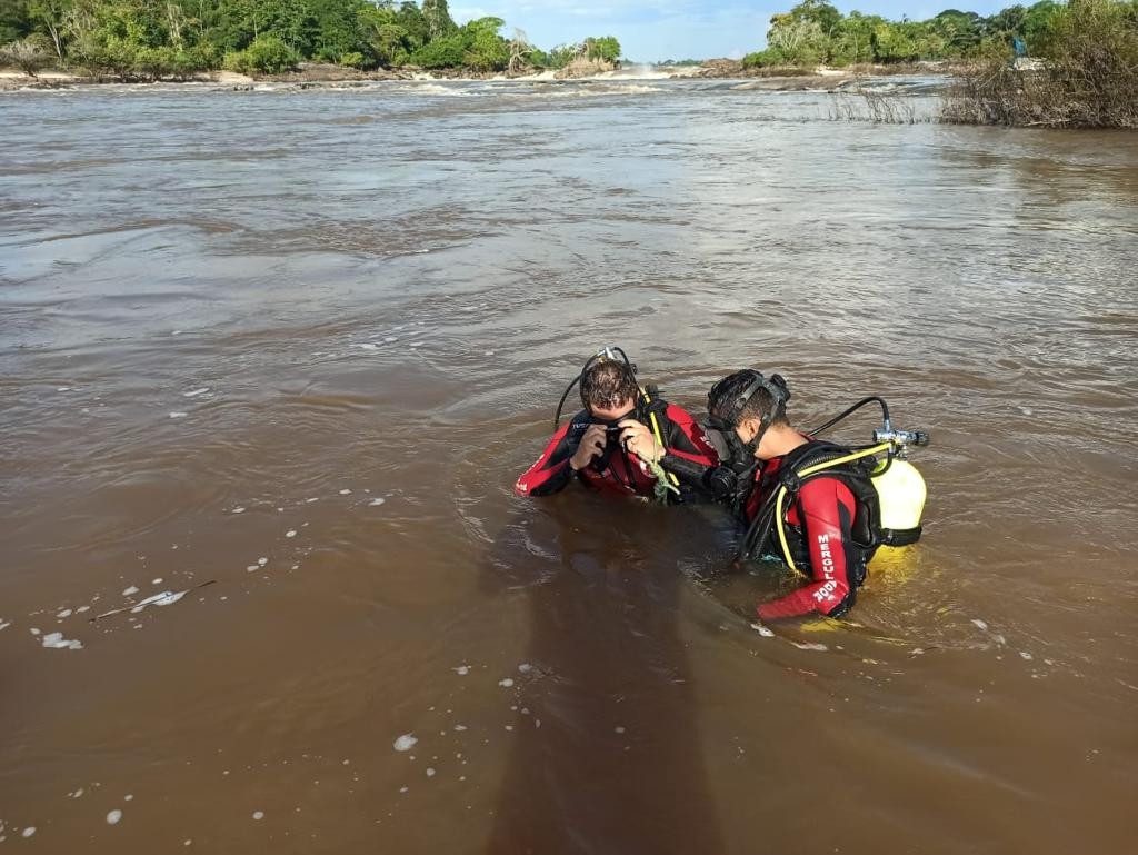 Abate de jacaré e mergulho no Madeira: conheça duas das profissões mais perigosas de Rondônia