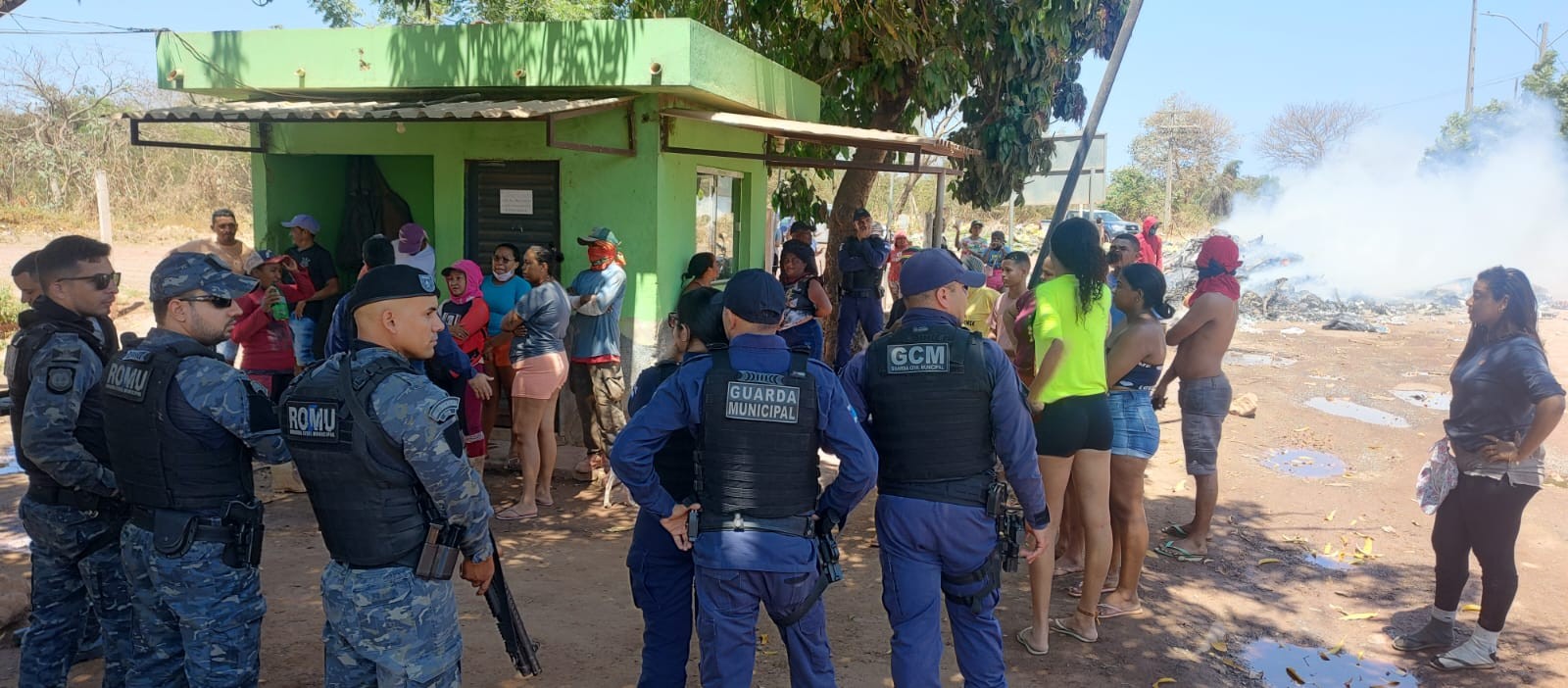 Catadores de lixo barram entrada de aterro de Teresina em protesto contra fechamento