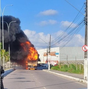 Caminhão pega fogo nas proximidades da BR-230, em Santa Rita