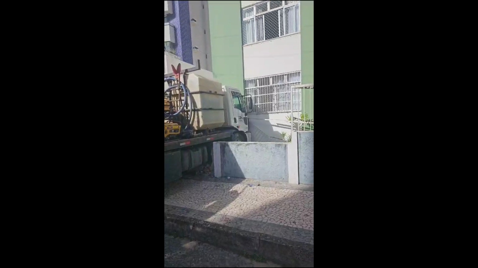 Caminhão desgovernado sai de garagem, arrasta carro e invade prédio em bairro de classe média alta de Salvador