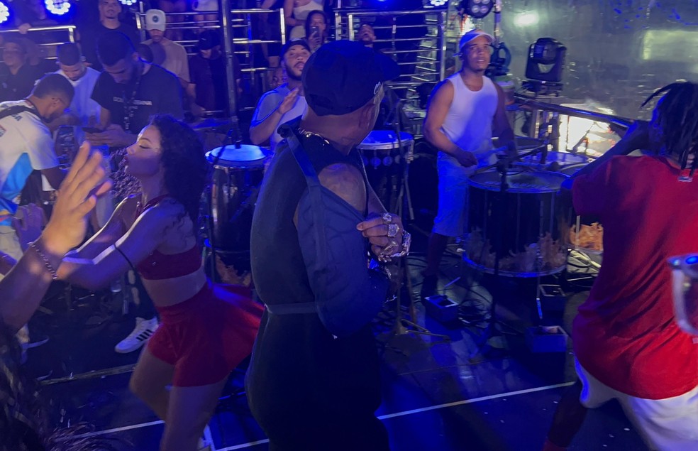 Oh Polêmico colocou tipoia antes de se apresentar na Micareta de Feira — Foto: Alan Oliveira/g1