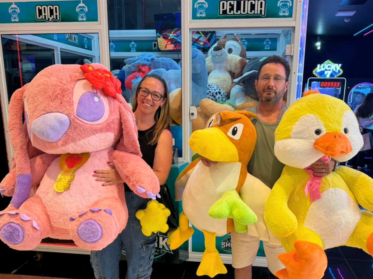 VÍDEO: casal viraliza com habilidade para 'caçar' bichos de pelúcia em máquinas no interior de SP