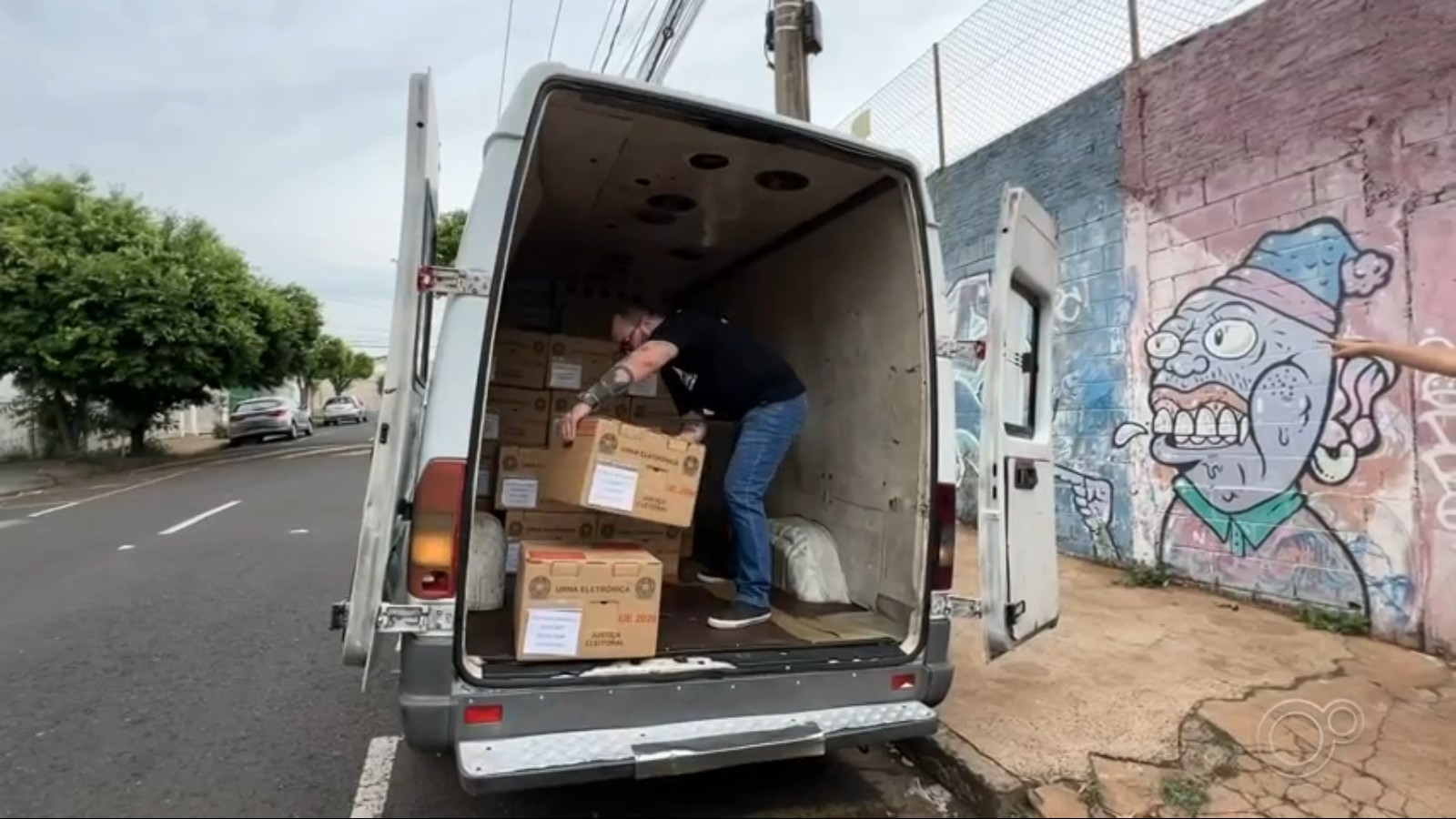 Urnas eletrônicas são levadas para locais de votação em São José do Rio Preto