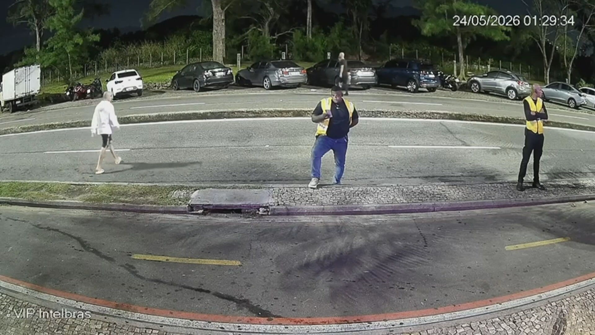 Vídeo mostra momento em que homem é atropelado na orla do Recreio