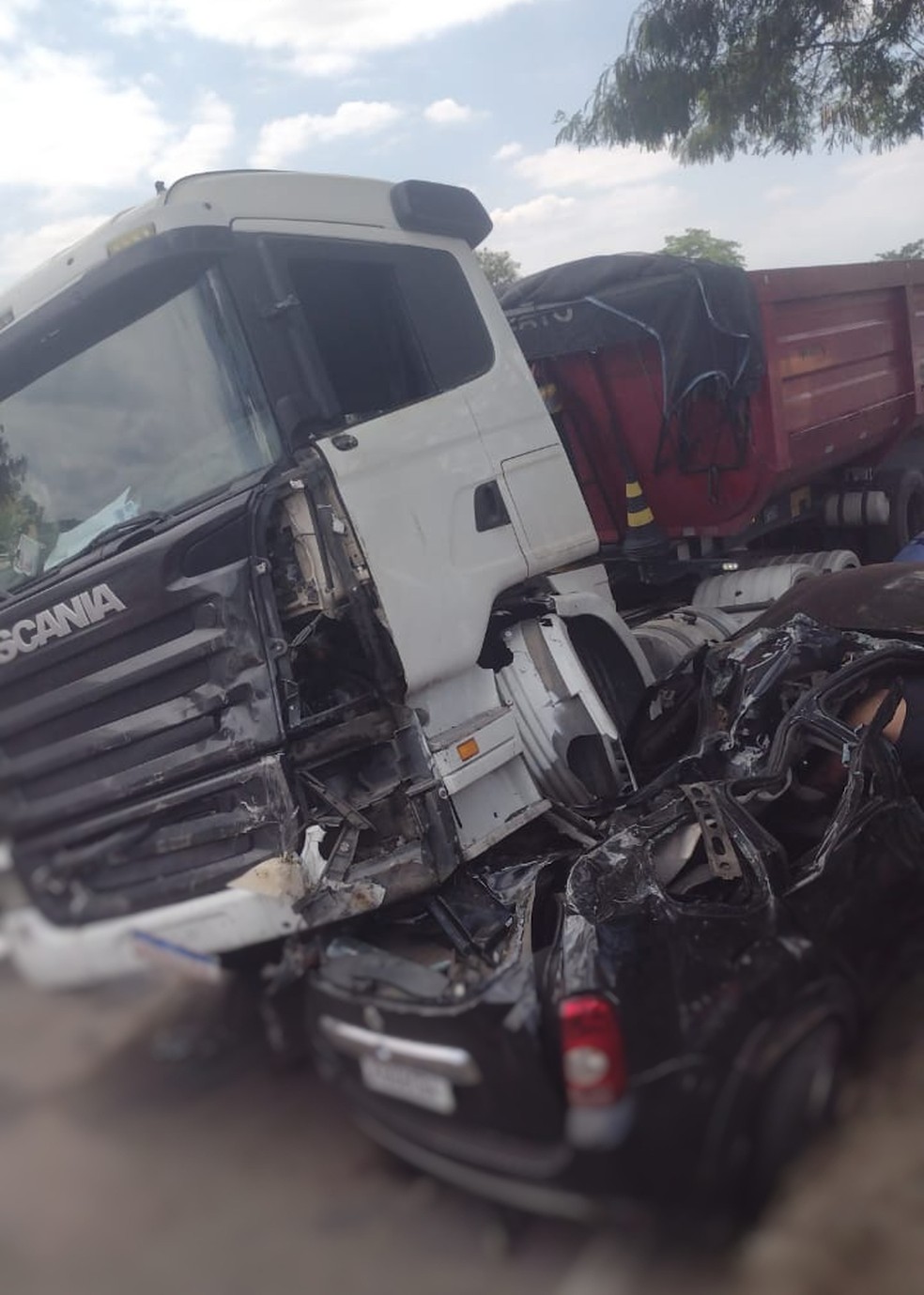 Carro foi parar embaixo do caminhão — Foto: Reprodução