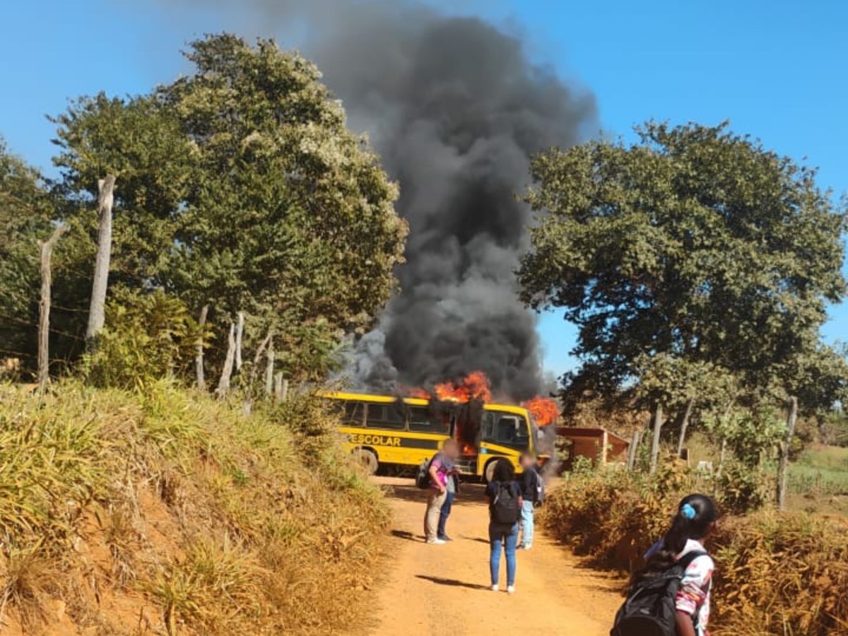 VÍDEO: Ônibus escolar pega fogo na zona rural de Onça de Pitangui; ninguém se feriu