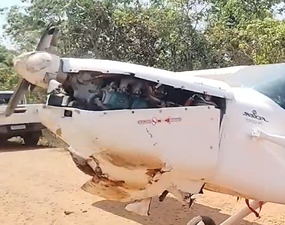 Aeronave ficou bastante danificada, mas ninguém se feriu — Foto: Perfil News