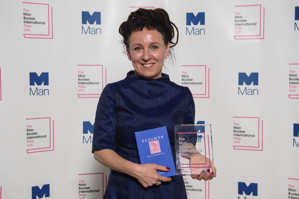 Olga Tokarczuk posa com o Man Booker International no Victoria and Albert Museum em Londres — Foto: Associated Press