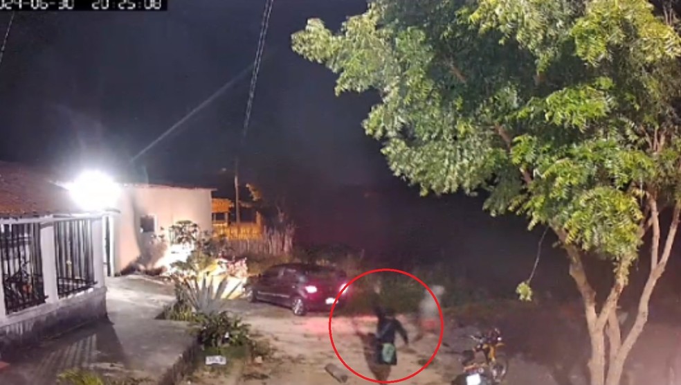 Assalto a bar termina com criminosos fugindo atirando para cima na BR-304, na Lagoa da Cruz, em Aracati. — Foto: Reprodução