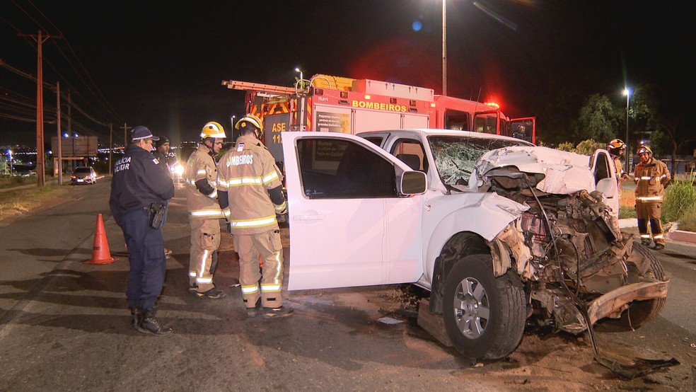 Motorista fica em estado grave após bater contra caminhão no DF — Foto: TV Globo/Reprodução