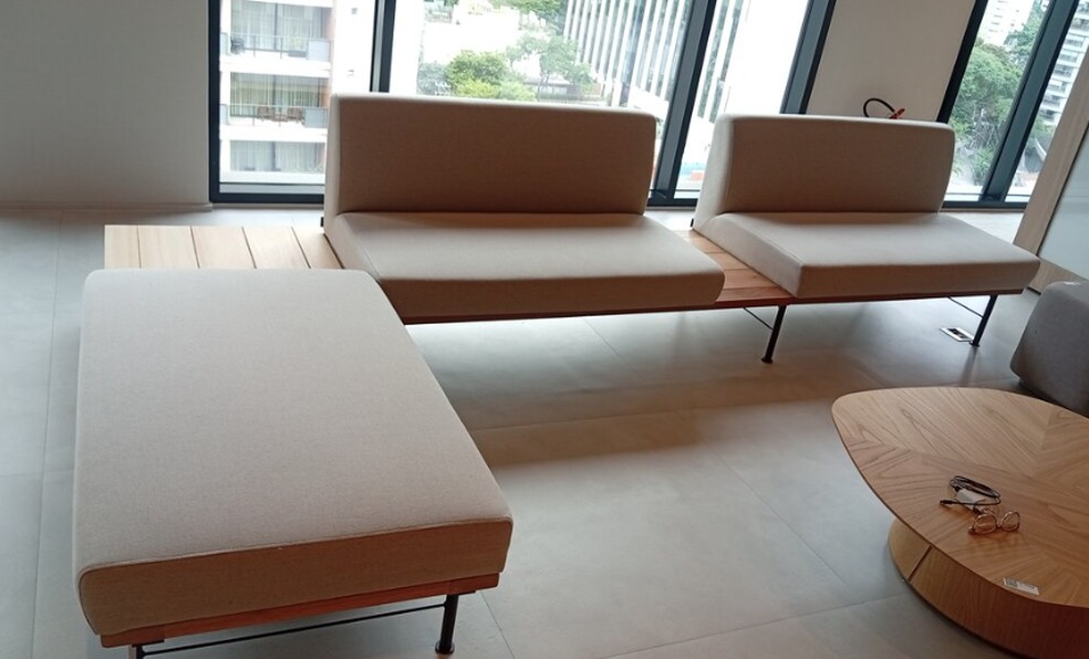 Sofás com chaise Fernando Jaeger estão entre os itens leiloados. — Foto: Divulgação/Kwara