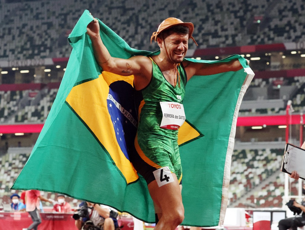 Quem foi o primeiro brasileiro a ganhar uma medalha em paraolimpíadas?