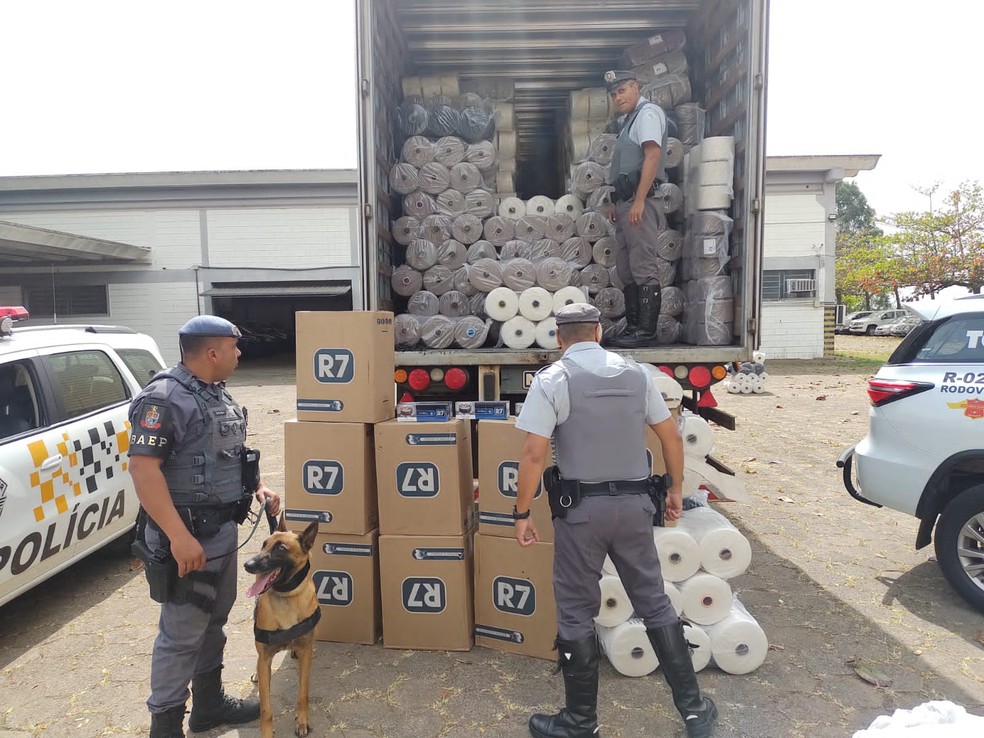 Polícia apreendeu grande quantidade de cigarro contrabandeado em rodovia de Marília (SP) — Foto: Polícia Rodoviária/Divulgação