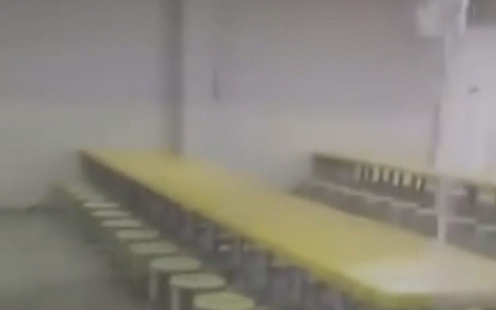 Chuva forte alaga salas e refeitório em escola de Anápolis; vídeo 