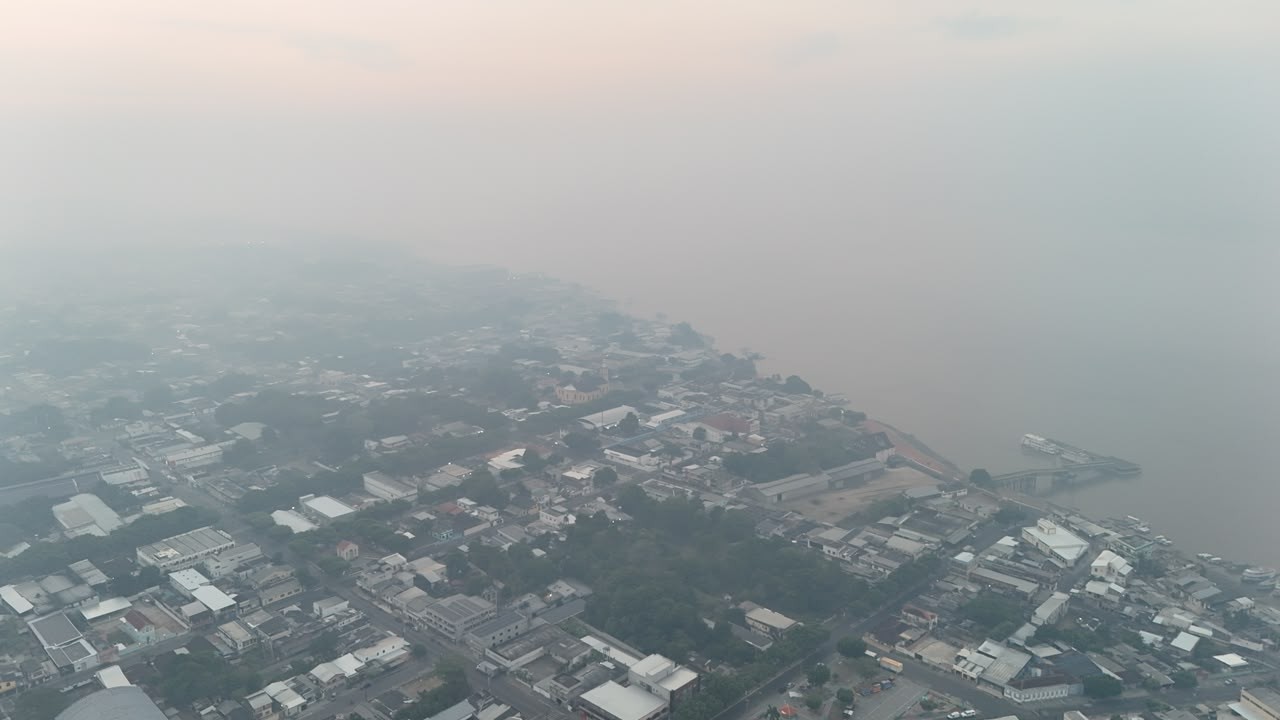 Fumaça encobrindo a cidade de Itacoatiara nesta sexta-feira (9) — Foto: Liam Cavalcante/Rede Amazônica