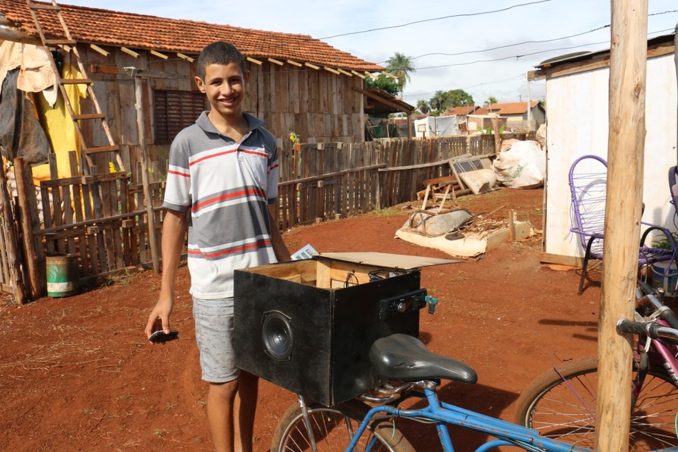 Menino de 14 anos cria moinho de vento e leva energia para sua família