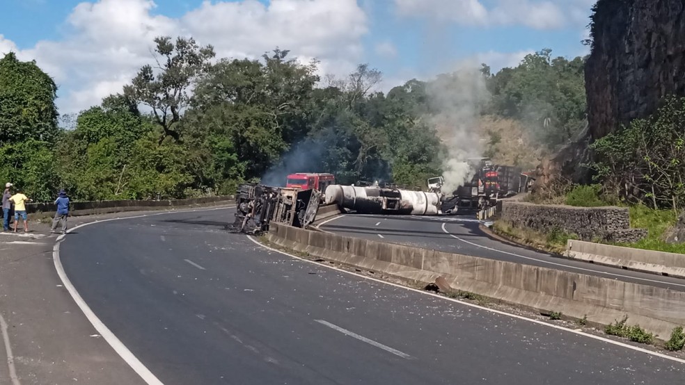 Dois caminhões pegam fogo após acidente na BR-153 — Foto: Fábio Ângelo