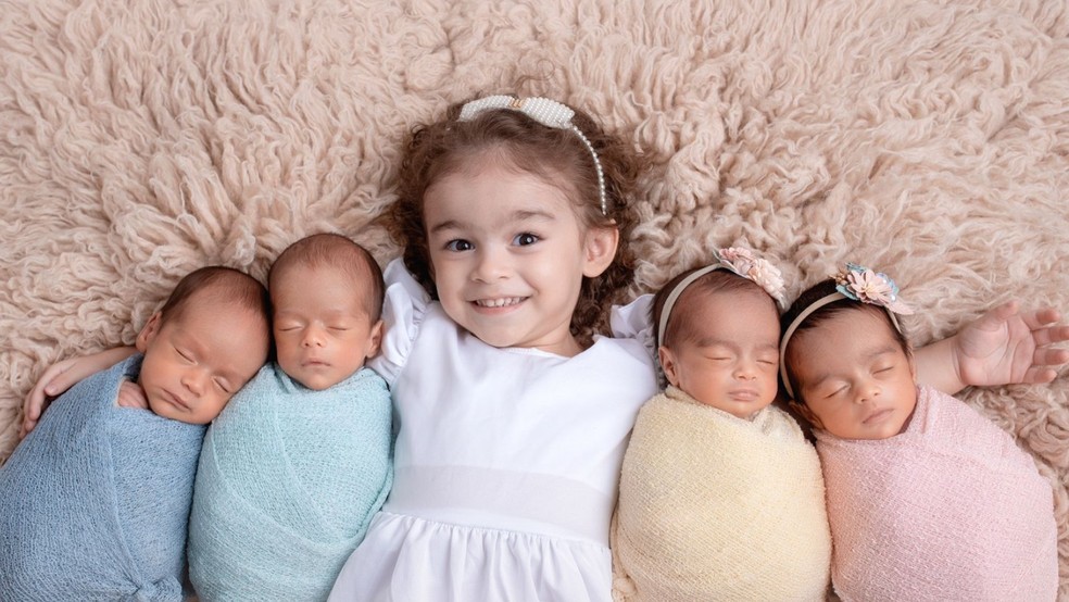 Elenilson Lima já tinha uma filha de três anos, quando os quadrigêmeos chegaram. — Foto: Crédito: Reprodução/Riso Hilário - Fotografia de Newborn e Família.