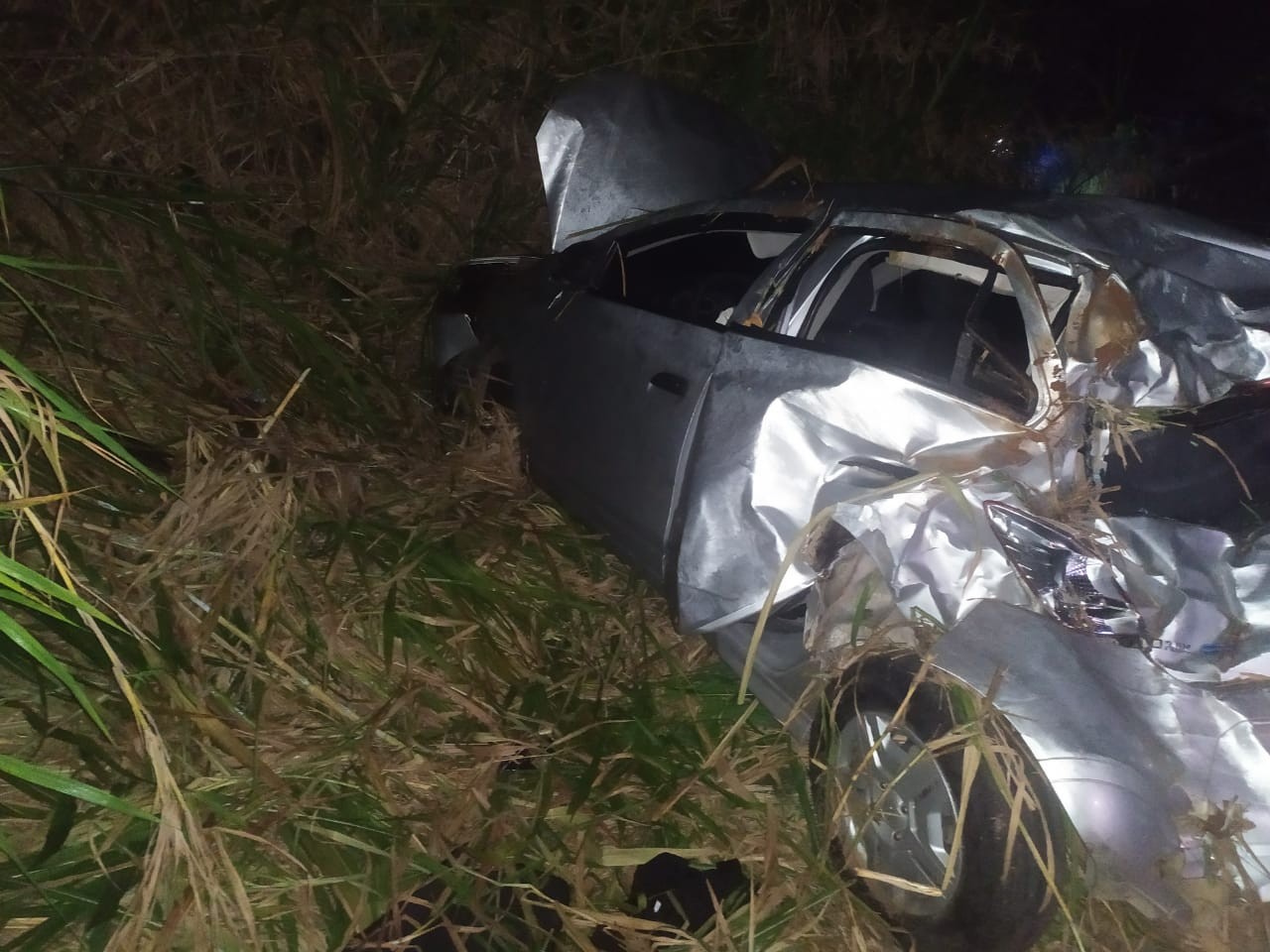 Carro sai da pista, capota em ribanceira e motorista morre na BR-262