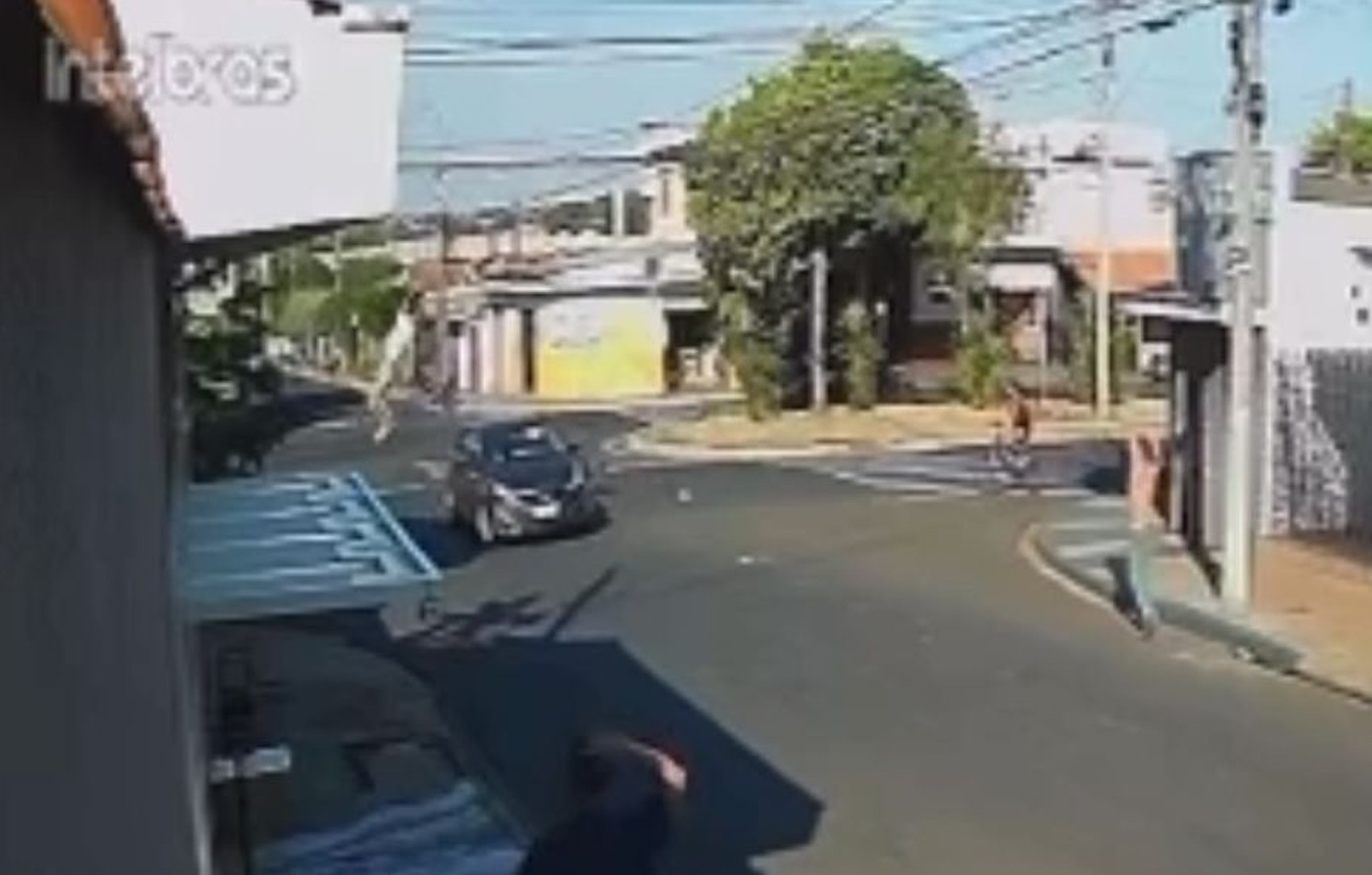 Motociclista em fuga da PM pela contramão em Ribeirão Preto, SP, fica em estado grave após bater em carro
