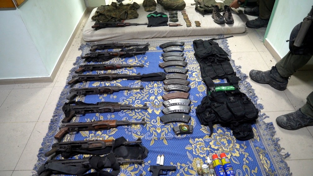 Imagens divulgadas pelas forças de Israel mostram armas do Hamas encontradas no maior hospital de Gaza — Foto: Forças de Defesa de Israel/Handout via Reuters