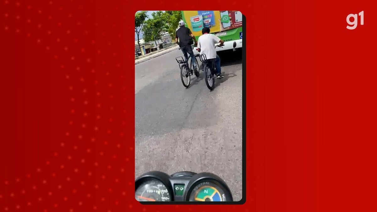 Jovens de bicicleta são flagrados ao pegarem carona na traseira de ônibus em Manaus; veja vídeo