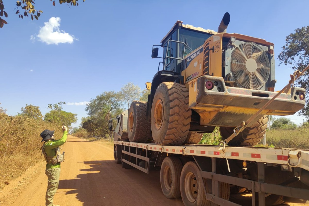 Idosos são presos após caminhões com cascalho serem flagrados saindo de área de extração ilegal em MT