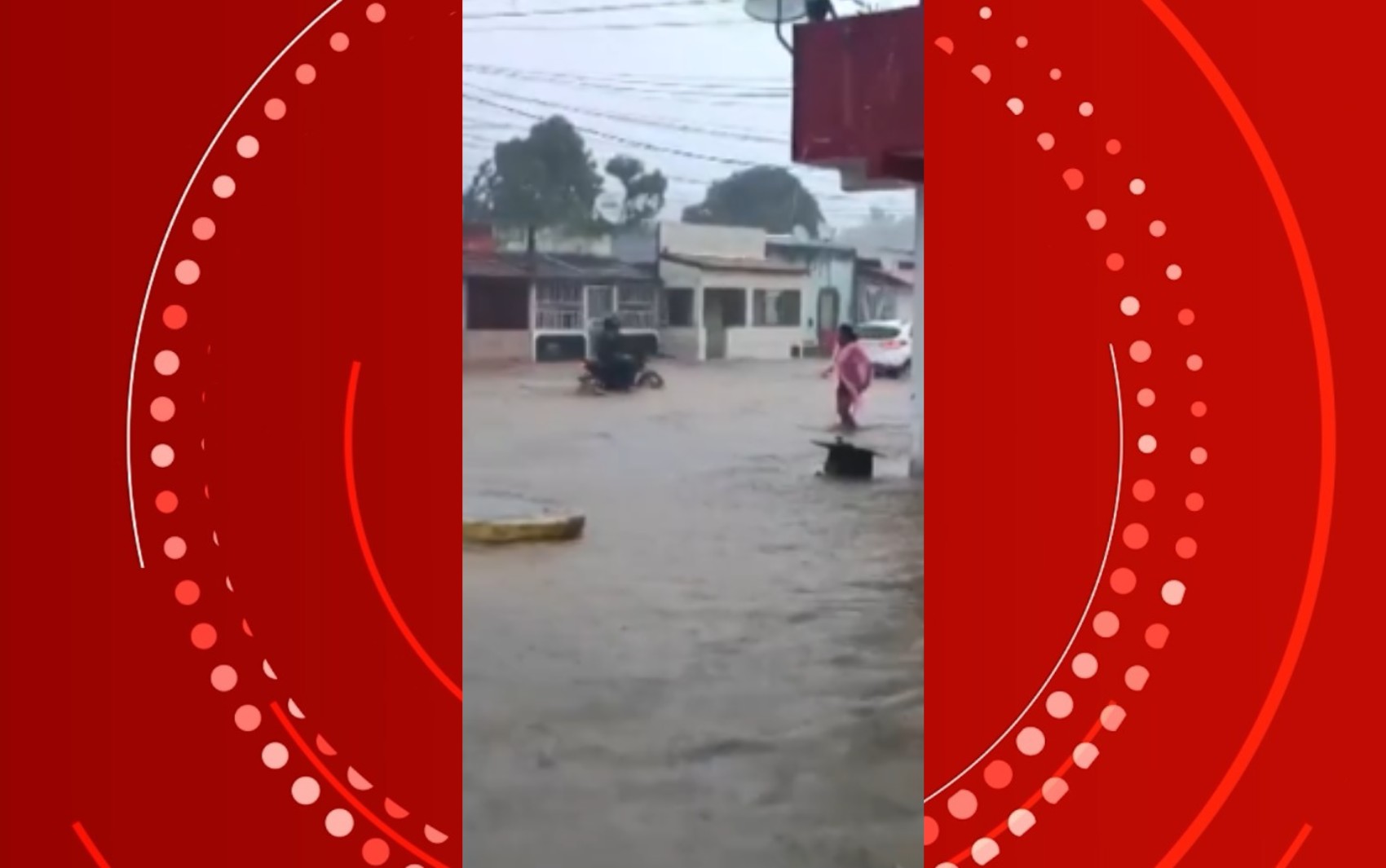 Chuvas deixam ponte submersa, famílias desalojadas e provocam queda de árvore sobre carro no interior da Bahia