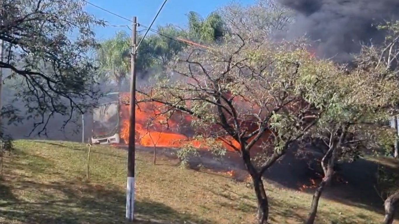 VÍDEO: ônibus municipal pega fogo e fica destruído em avenida de Campinas