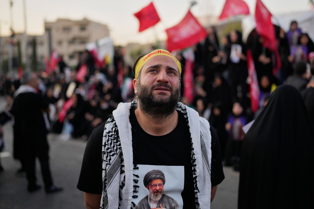 Iranianos se emocionam ap&oacute;s a morte do l&iacute;der supremo Ali Khamenei &mdash; Foto: Associated Press