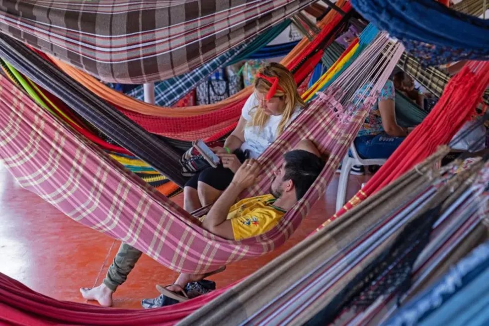 Viajantes podem dormir em redes enquanto navegam pelo rio Amazônia — Foto: Marica van der Meer/Arterra/Universal Images Group via Getty Images)