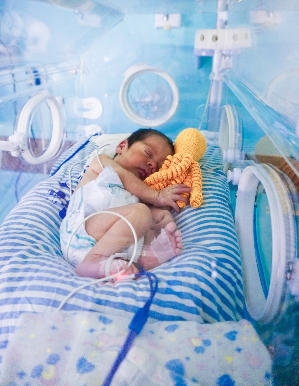 Polvos de crochê são ferramentas de estimulação sensorial que contribuem para o desenvolvimento neurocognitivo dos recém-nascidos — Foto: divulgação/Jonathan Alves