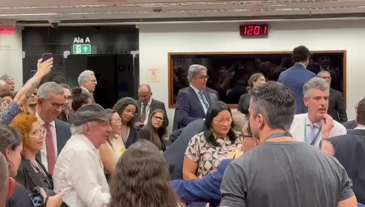 Alvo do Conselho de Ética por chutar integrante do MBL, deputado Glauber Braga anuncia greve de fome